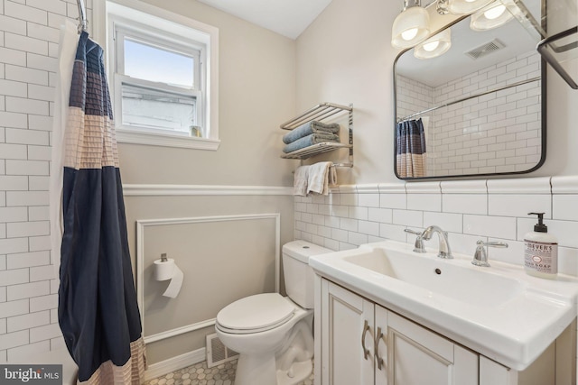 full bath featuring a shower with shower curtain, visible vents, toilet, and tile walls