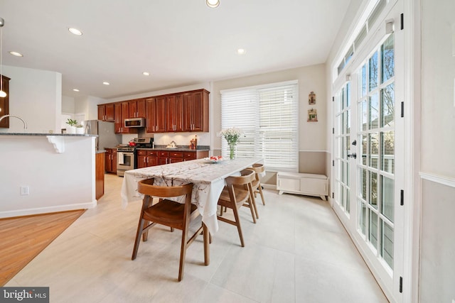 dining room with recessed lighting