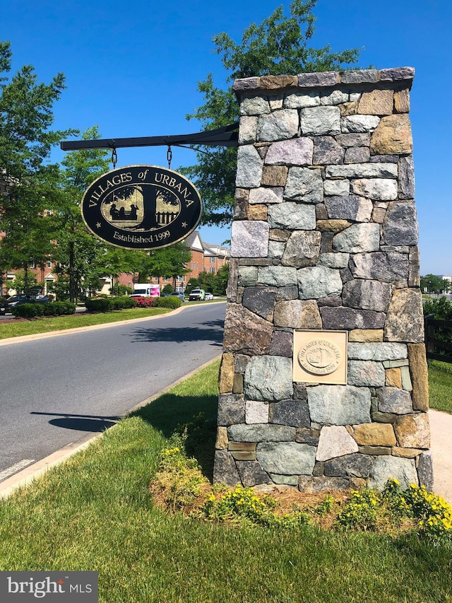 view of community / neighborhood sign