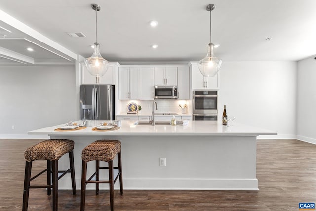 kitchen featuring visible vents, a spacious island, a sink, dark wood-type flooring, and appliances with stainless steel finishes