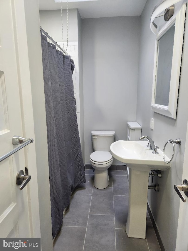 full bath with tile patterned flooring, toilet, and a shower with curtain