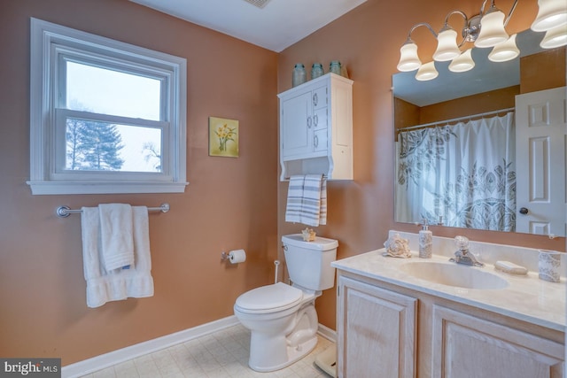 full bath with toilet, a shower with shower curtain, baseboards, a chandelier, and vanity