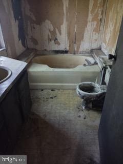 full bath featuring a washtub, toilet, and vanity