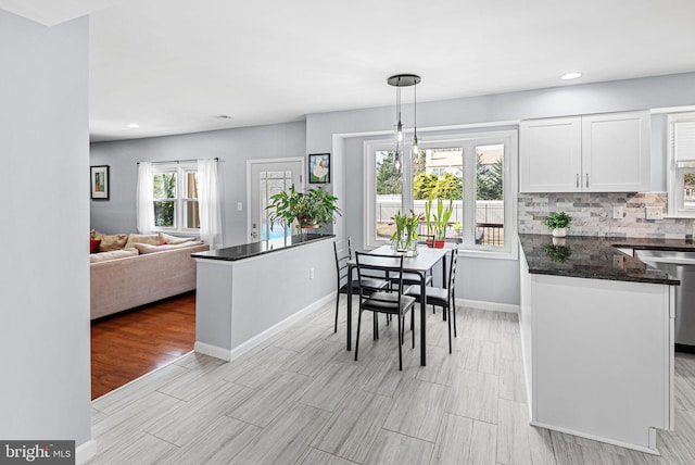 dining space with recessed lighting, light wood-type flooring, and baseboards