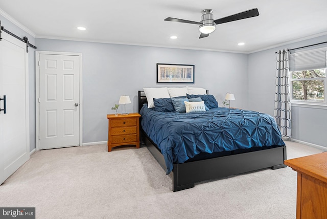 carpeted bedroom featuring recessed lighting, a barn door, crown molding, baseboards, and ceiling fan