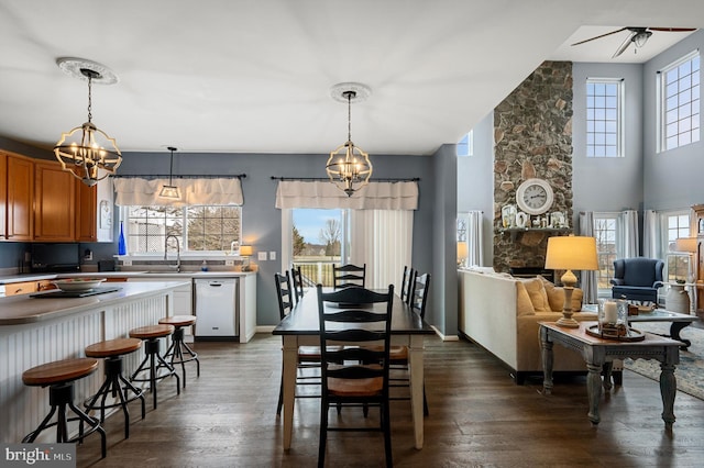 dining space with a notable chandelier, dark wood-type flooring, and baseboards