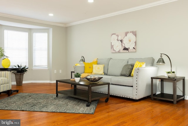 living room with recessed lighting, ornamental molding, baseboards, and wood finished floors