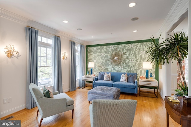 living area with visible vents, ornamental molding, baseboards, recessed lighting, and light wood-type flooring