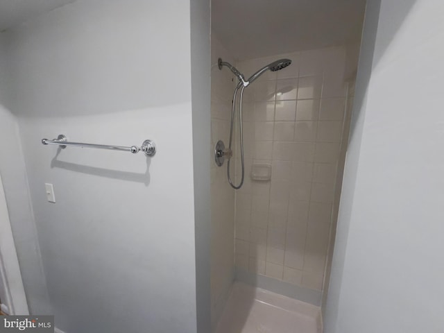 full bathroom featuring a tile shower