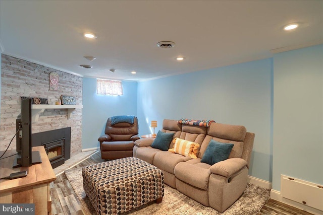 living area with visible vents, ornamental molding, wood finished floors, recessed lighting, and baseboards