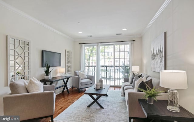 living area featuring recessed lighting, visible vents, wood finished floors, and crown molding