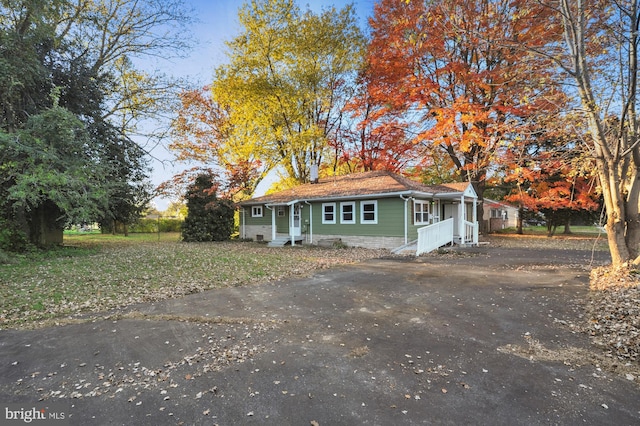 bungalow featuring driveway