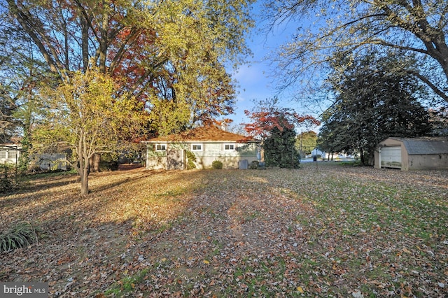 view of yard with an outbuilding and a garage