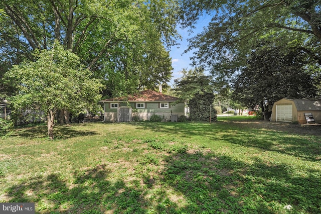 view of yard featuring a detached garage and an outdoor structure