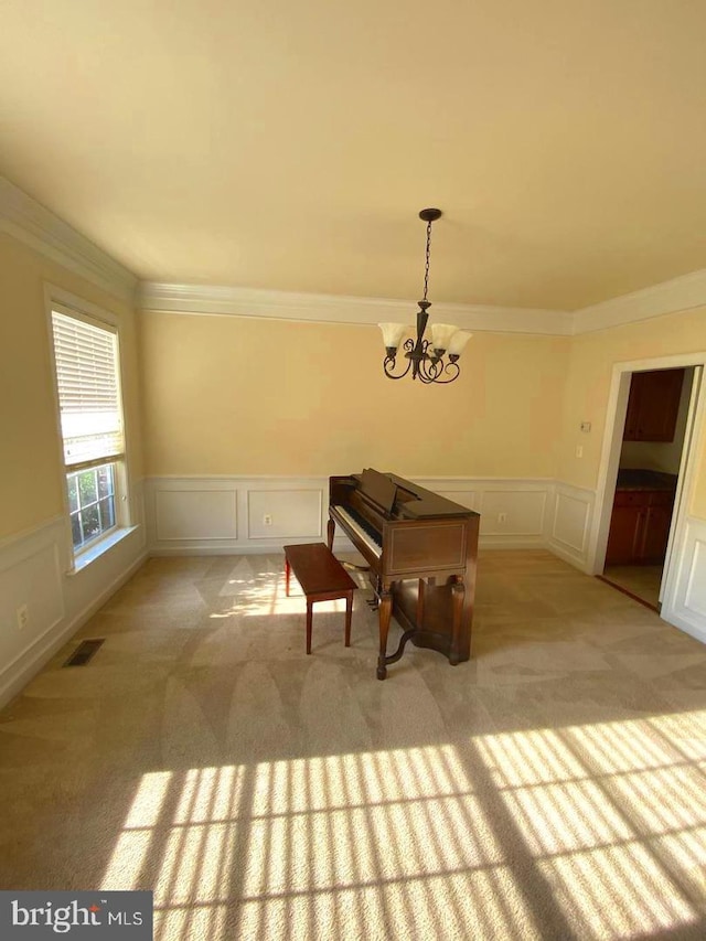 living area featuring light carpet, visible vents, crown molding, and an inviting chandelier