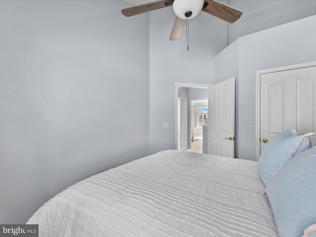 bedroom featuring a ceiling fan