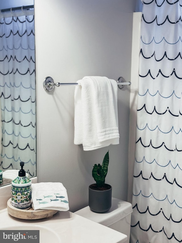 full bathroom with curtained shower and vanity