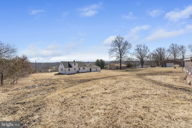 view of yard featuring a rural view