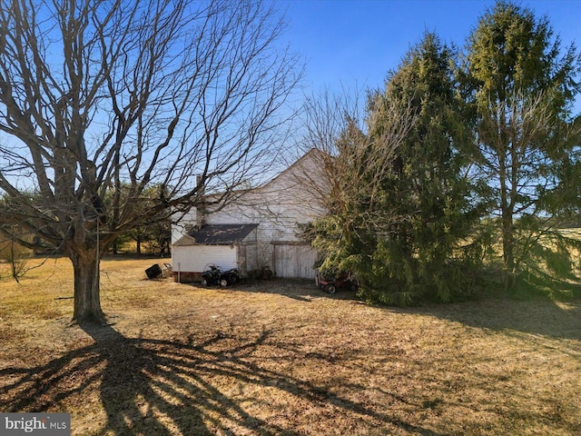 view of yard with an outdoor structure