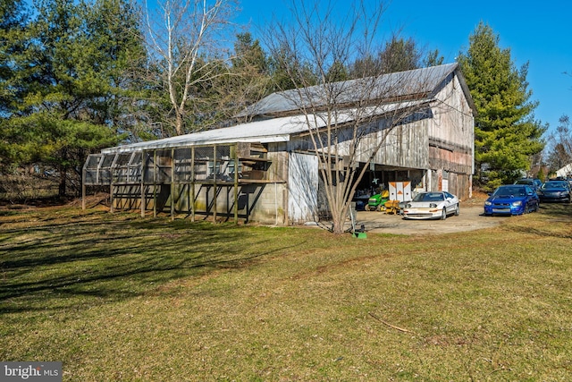 view of barn featuring a lawn