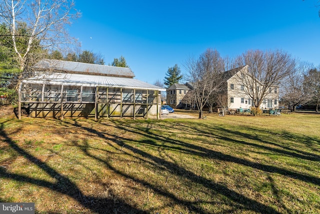 view of yard with an outdoor structure