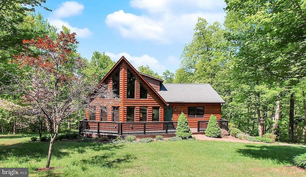 view of front of house featuring a front lawn