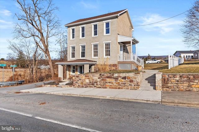 view of front of house with covered porch and fence