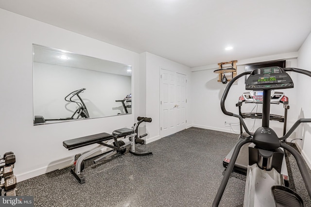 workout room featuring baseboards