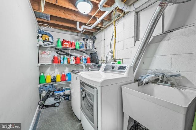 washroom featuring a sink, laundry area, tile patterned floors, and washer and clothes dryer