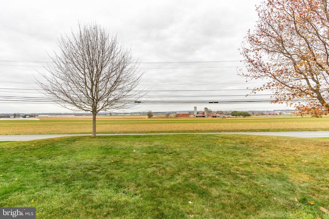 view of yard featuring a rural view