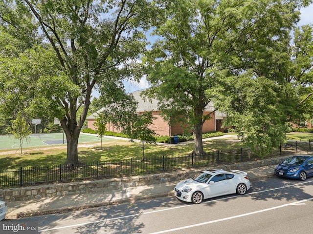 view of front of property featuring a front yard and fence