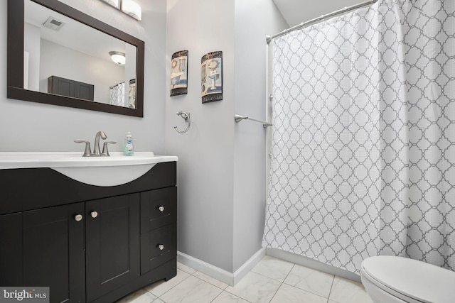 bathroom with vanity, a shower with shower curtain, visible vents, baseboards, and toilet