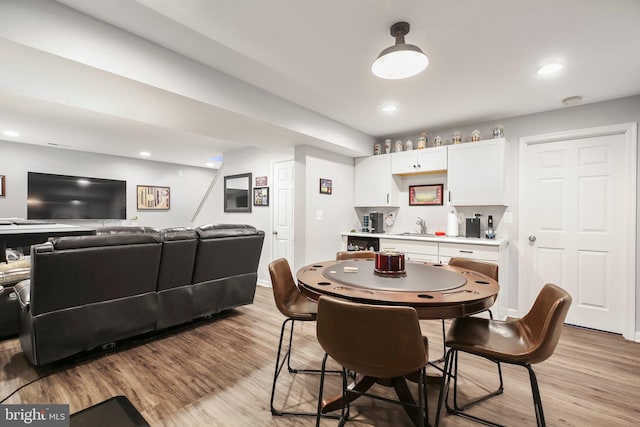 dining area featuring recessed lighting, baseboards, and light wood finished floors