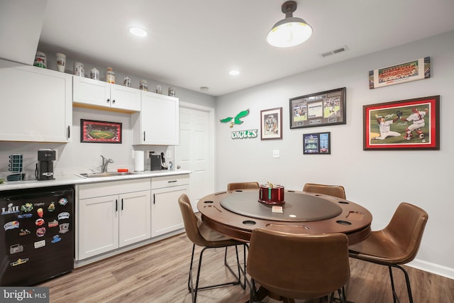 dining room featuring recessed lighting, visible vents, and light wood-style flooring