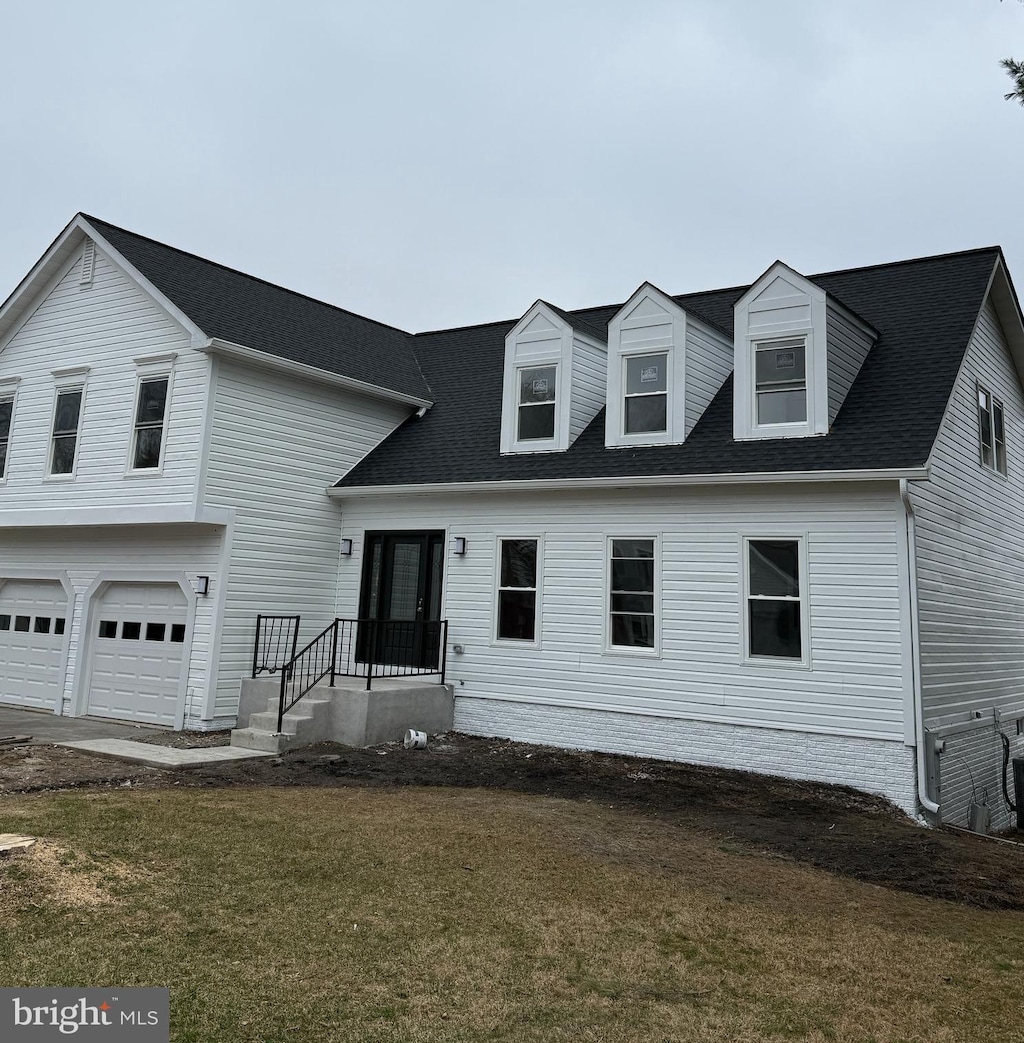 view of front of home featuring a front lawn, an attached garage, and a shingled roof