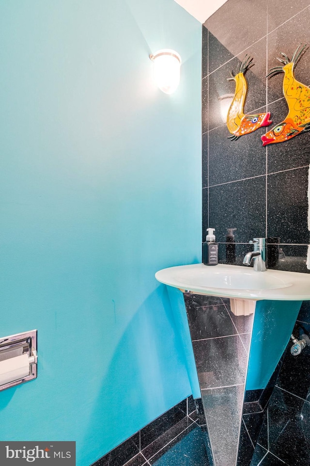 bathroom featuring tile walls