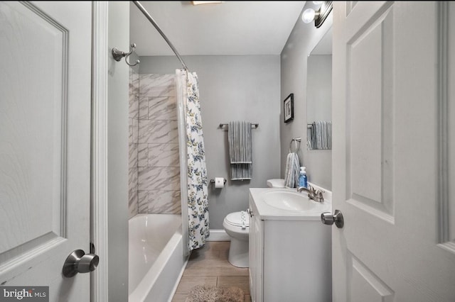 bathroom with shower / tub combo with curtain, toilet, wood finished floors, baseboards, and vanity