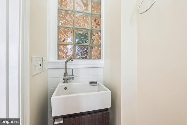 bathroom featuring a sink