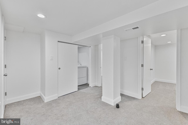 finished basement featuring visible vents, recessed lighting, washer / clothes dryer, and carpet floors