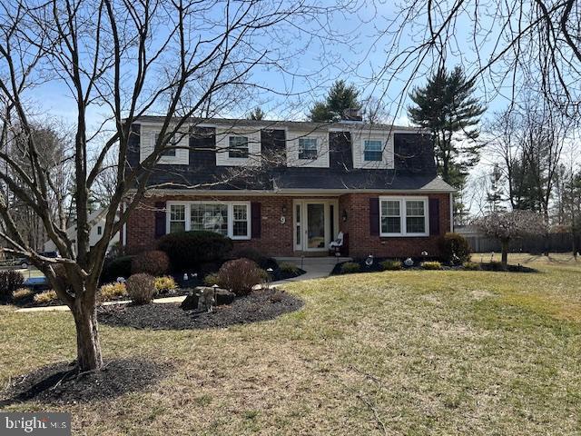 view of front of property featuring brick siding and a front lawn