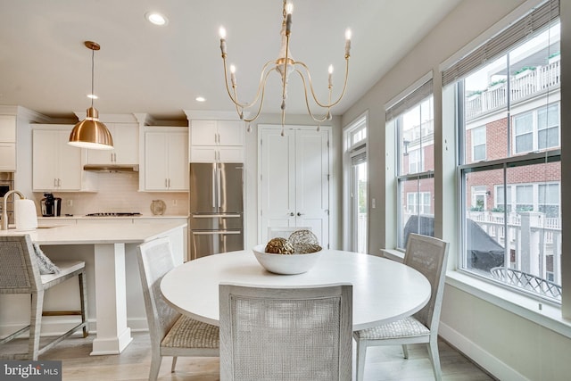 dining room with an inviting chandelier, light wood-style flooring, recessed lighting, and baseboards