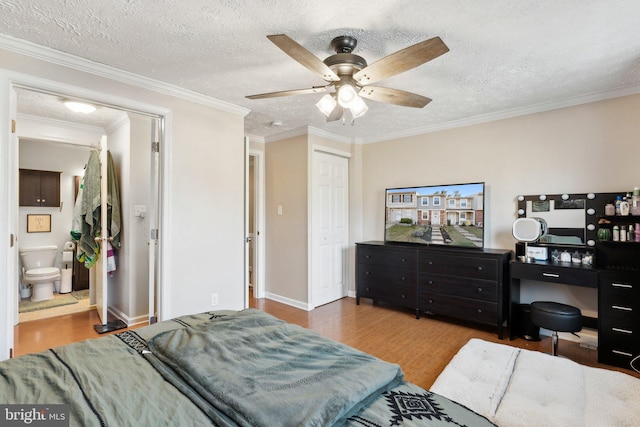 bedroom featuring a textured ceiling, wood finished floors, a closet, crown molding, and ceiling fan