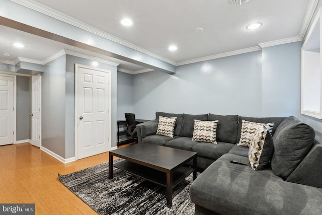 living room featuring recessed lighting, baseboards, light wood-style floors, and crown molding