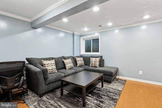 living room with recessed lighting, baseboards, wood finished floors, and crown molding