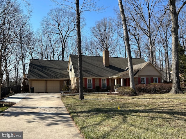 view of front of home featuring driveway, a front lawn, roof with shingles, an attached garage, and brick siding