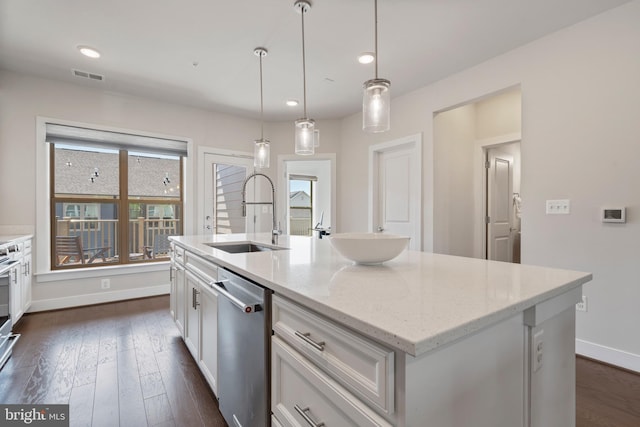 kitchen with visible vents, dark wood-style flooring, stainless steel appliances, a sink, and white cabinets