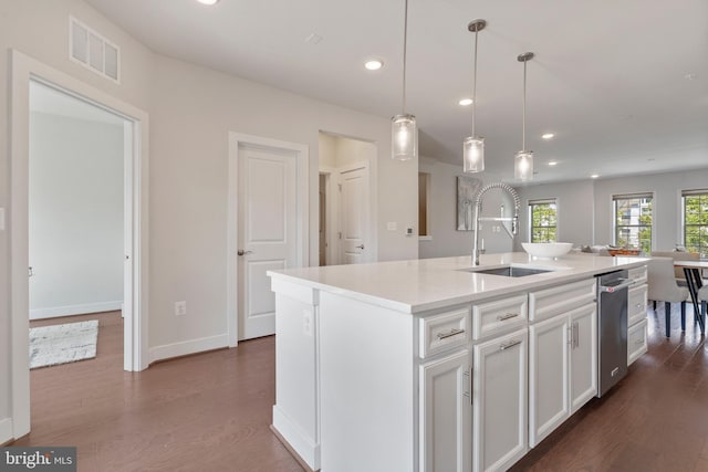 kitchen featuring dark wood-style floors, visible vents, a sink, white cabinets, and open floor plan