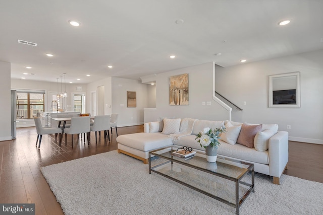 living room with visible vents, recessed lighting, baseboards, and hardwood / wood-style floors