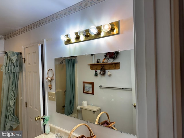 bathroom featuring a shower with shower curtain and toilet