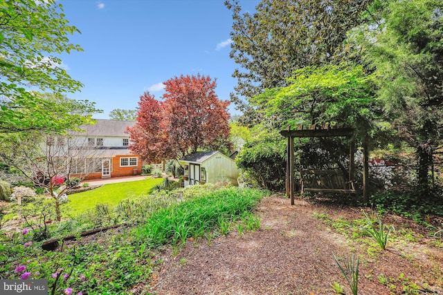 view of yard featuring fence and an outdoor structure